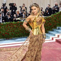 Salah satu penampilan Natasha Poonawalla yang mencuri atensi adalah saat hadir di Met Gala 2022. Dia mengenakan busana karya desainer terkenal India Sabyasachi. Memakai kain sari khas India, Natsha menarik perhatian karena aksesori lingkaran emas ukuran raksasa yang dikenakannya. Foto: Getty Images