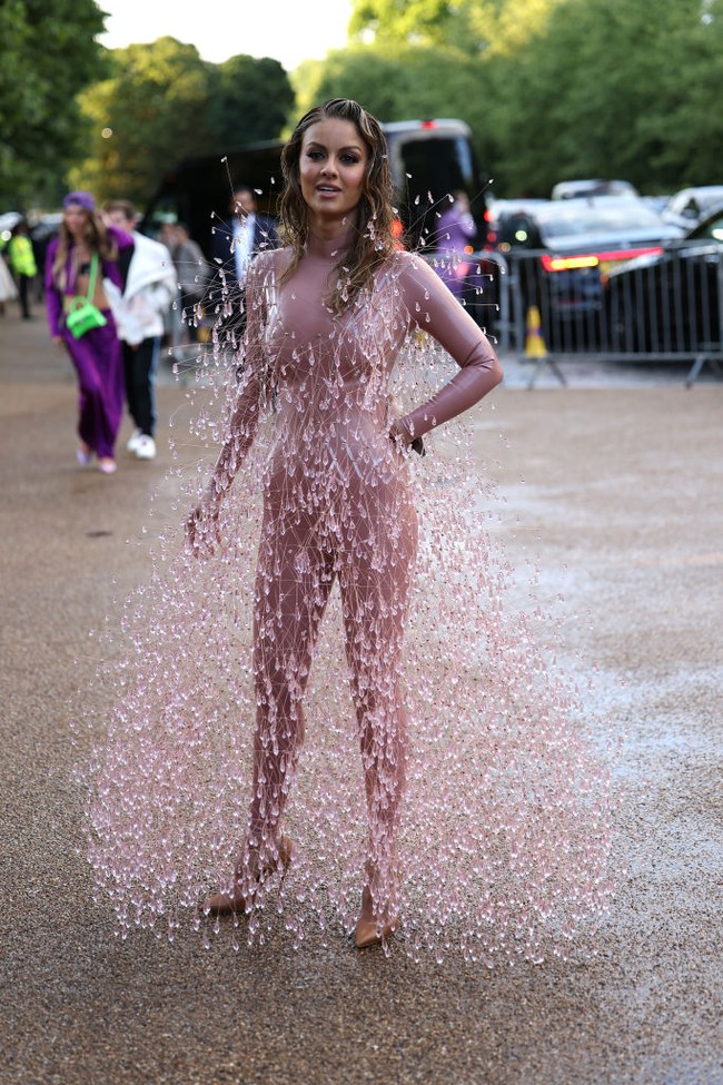 Kerap eksis di acara fashion dan tampil glamour di Instagram, Natasha mengatakan kepada Vogue dia kerap dinilai salah oleh orang-orang. Dia dianggap sebagai fashion person. Nyatanya Natasha bekerja ikut mengurus perusahaan vaksin ayah mertuanya. “Tapi aku tidak merasa perlu untuk mengekspos sisi serius dari kehidupanku kepada semua orang,” katanya. Foto: Getty Images