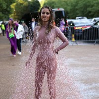 Kerap eksis di acara fashion dan tampil glamour di Instagram, Natasha mengatakan kepada Vogue dia kerap dinilai salah oleh orang-orang. Dia dianggap sebagai fashion person. Nyatanya Natasha bekerja ikut mengurus perusahaan vaksin ayah mertuanya. “Tapi aku tidak merasa perlu untuk mengekspos sisi serius dari kehidupanku kepada semua orang,” katanya. Foto: Getty Images