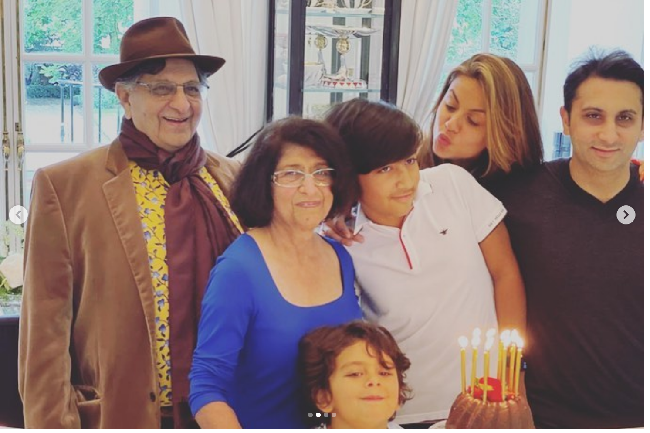 Natasha Poonawalla dan Adar Poonawalla menikah pada 2006. Dari pernikahan tersebut, keduanya dikaruniai dua anak. Dan inilah momen Natasha berkumpul bersama suami, mertua dan anak-anaknya. Foto: Instagram