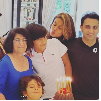 Natasha Poonawalla dan Adar Poonawalla menikah pada 2006. Dari pernikahan tersebut, keduanya dikaruniai dua anak. Dan inilah momen Natasha berkumpul bersama suami, mertua dan anak-anaknya. Foto: Instagram