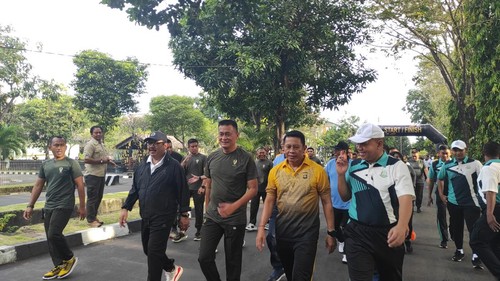 Olahraga bersama TNI bersama Polri dan Forkompinda di Komplek Kesatrian Praja Raksaka Kepaon, Denpasar, Kamis (16/2/2023). (I Wayan Sui Suadnyana/detikBali)