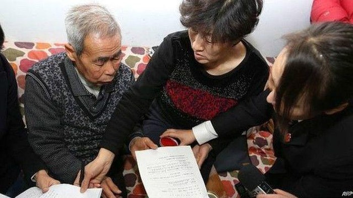 Orang tua Huugjilt mendapatkan donasi setelah anaknya jadi korban salah eksekusi (AFP Photo)