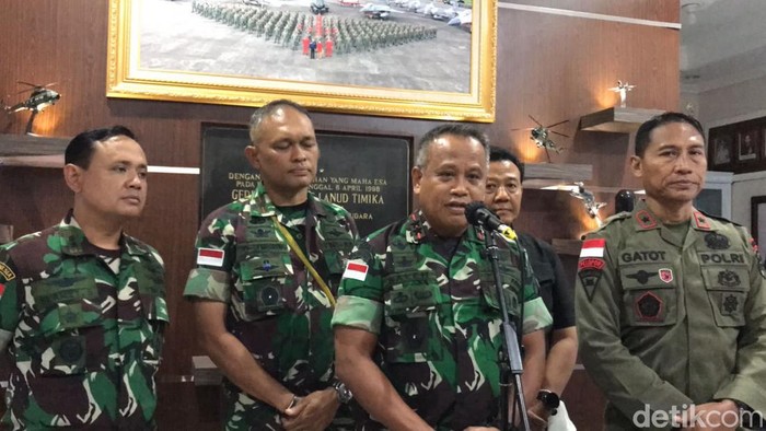 Pangdam XVII/Cenderawasih Mayjen Muhammad Saleh Mustafa saat konferensi pers soal upaya pencarian pilot Susi Air.