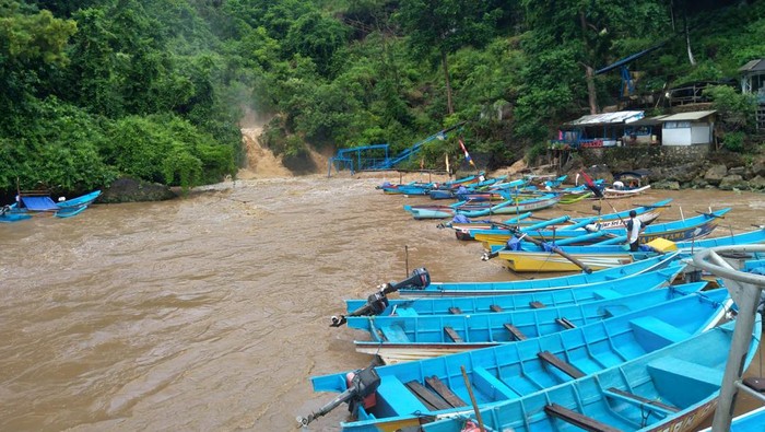 Luapan sungai bawah tanah di Pantai Baron. Tampak warna air laut di Pantai Baron berubah menjadi cokelat.