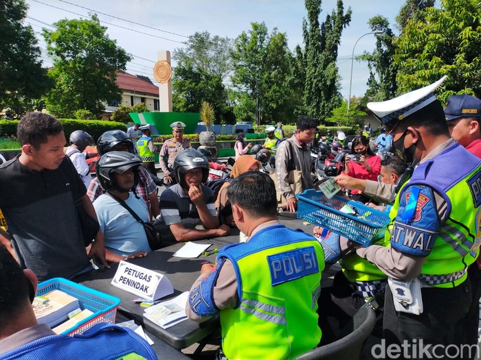 Para pengendara motor yang terjaring razia di Pengasih, Kulon Progo, DIY, Kamis (16/2/2023).