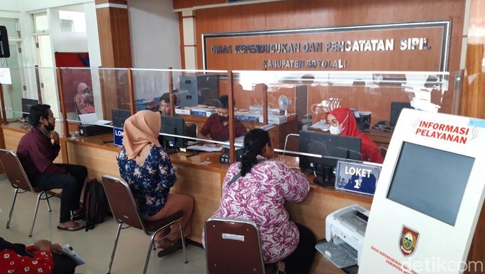 Pelayanan administrasi di Disdukcapil Boyolali.