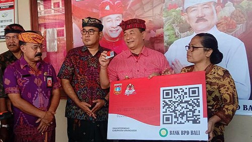 Bupati Karangasem I Gede Dana saat meluncurkan E-Retribusi di Pasar Amlapura Timur, Kamis (16/2/2023)