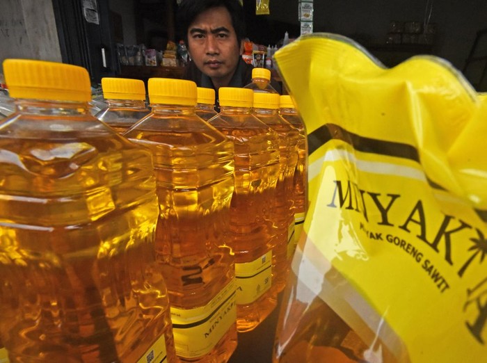Pedagang menata minyak goreng bersubsidi Minyakita di Pasar Induk Rau kota Serang, Banten, Minggu (12/2/2023). Pedagang membatasi warga maksimal hanya bisa membeli 2 liter perorang dengan harga Rp15 ribu perliter atau diatas HET yang ditetapkan pemerintah Rp14 ribu perliter akibat terjadi kelangkaan. ANTARA FOTO/Asep Fathulrahman/YU