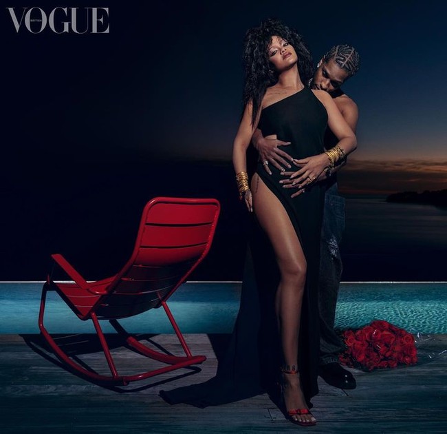 Dalam foto lain, Rihanna yang mengenakan busana keluaran Valentino tampil berpose mesra dengan ayah dari anaknya.  Foto: Instagram Vogue British