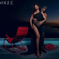 Dalam foto lain, Rihanna yang mengenakan busana keluaran Valentino tampil berpose mesra dengan ayah dari anaknya.  Foto: Instagram Vogue British
