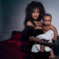 Adapun potret yang memperlihatkan penyanyi asal Barbados tersebut tampak menggendong anak lelaki yang namanya belum terungkap itu. Foto: Instagram Vogue British