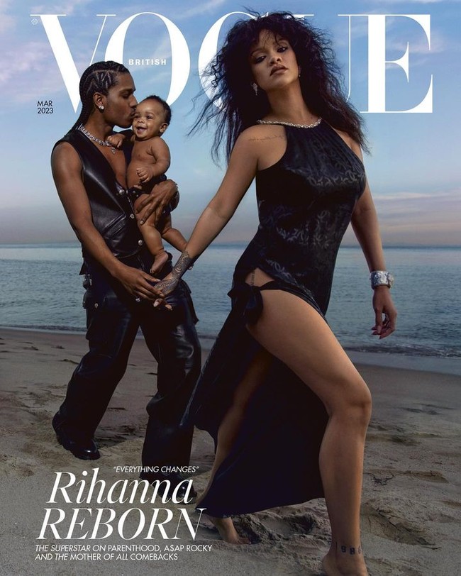 Rihanna memamerkan keluarga kecilnya di halaman majalah Vogue yang akan rilis pada Maret 2023. Dalam sampulnya, wanita 34 tahun tersebut tampil dengan bentuk tubuh yang tampak sudah kembali langsing. Di belakang Rihanna, terlihat A$AP Rocky mencium bayi mereka yang berusia sembilan bulan. Foto: Instagram Vogue British