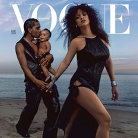 Rihanna memamerkan keluarga kecilnya di halaman majalah Vogue yang akan rilis pada Maret 2023. Dalam sampulnya, wanita 34 tahun tersebut tampil dengan bentuk tubuh yang tampak sudah kembali langsing. Di belakang Rihanna, terlihat A$AP Rocky mencium bayi mereka yang berusia sembilan bulan. Foto: Instagram Vogue British
