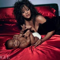Dalam wawancara, Rihanna pun bicara mengenai gayanya selama hamil. Wanita itu ternyata tidak kesulitan untuk tetap bergaya ketika mengandung tapi lain cerita saat ia sudah melahirkan. Foto: Instagram Vogue British