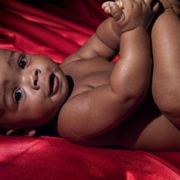 Rihanna tentu memiliki banyak pakaian tapi ia kesulitan mencari yang tidak terlalu besar atau terlalu kecil. Tapi ia cukup bijaksana untuk memutuskan tidak perlu membeli busana baru. Tunggu dulu, kalau tidak kamu akan berakhir membeli terlalu banyak baju yang tidak akan kamu pakai. Kecuali kamu akan hamil lagi, ujar Rihanna. Foto: Instagram Vogue British