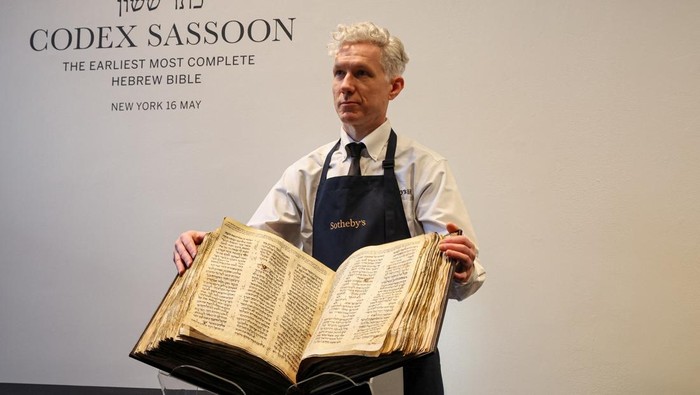 Penampakan Alkitab Ibrani Tertua di Dunia yang Bakal Dilelang The Codex Sassoon, the earliest and most complete Hebrew Bible ever discovered which is estimated to sell for between $30 million and $50 million, is displayed at Sotheby's in New York City, New York U.S., February 15, 2023. REUTERS/Brendan McDermid