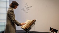 Sothebys mengatakan bahwa Codex Sassoon diperkirakan berasal dari akhir abad ke-9 atau awal abad ke-10 baik secara ilmiah maupun paleografis dan memuat hampir seluruh isi Alkitab. Salinan teks Alkitab tertua yang pernah ditemukan adalah Gulungan Laut Mati yang ditemukan di gua-gua pada tahun 1947. Alkitab Ibrani berisi 24 buku terpisah yang disusun menjadi tiga bagian - Pentateukh, Para Nabi dan Tulisan-Tulisan. Dimulai dengan kitab Kejadian dan diakhiri dengan Tawarikh, Alkitab Ibrani adalah dasar Yudaisme, serta Kristen dan Islam.