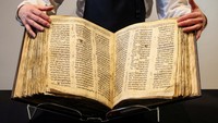 Alkitab Ibrani itu akan dipajang di London minggu depan sebelum dilelang pada bulan Mei yang diperkirakan dapat terjual hingga 50 juta dolar AS. Jika kitab suci berusia 1.000 tahun itu terjual mendekati nilai perkiraannya, Codex Sassoon akan menjadi teks cetak atau dokumen sejarah paling berharga yang pernah dijual di lelang. Investor miliarder Kenneth Griffin membuat rekor pada tahun 2021 ketika dia membayar 43,2 juta dolar AS di lelang Sotheby untuk salinan Konstitusi AS edisi pertama.