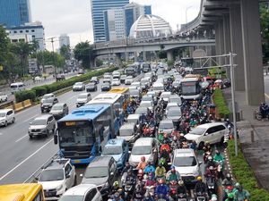 Lalin Gatot Subroto Arah Grogol Macet Parah Imbas Demo Depan DPR