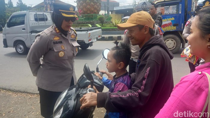 Pengendara Subang diberhentikan dan dihukum gegara tak tertib lalin