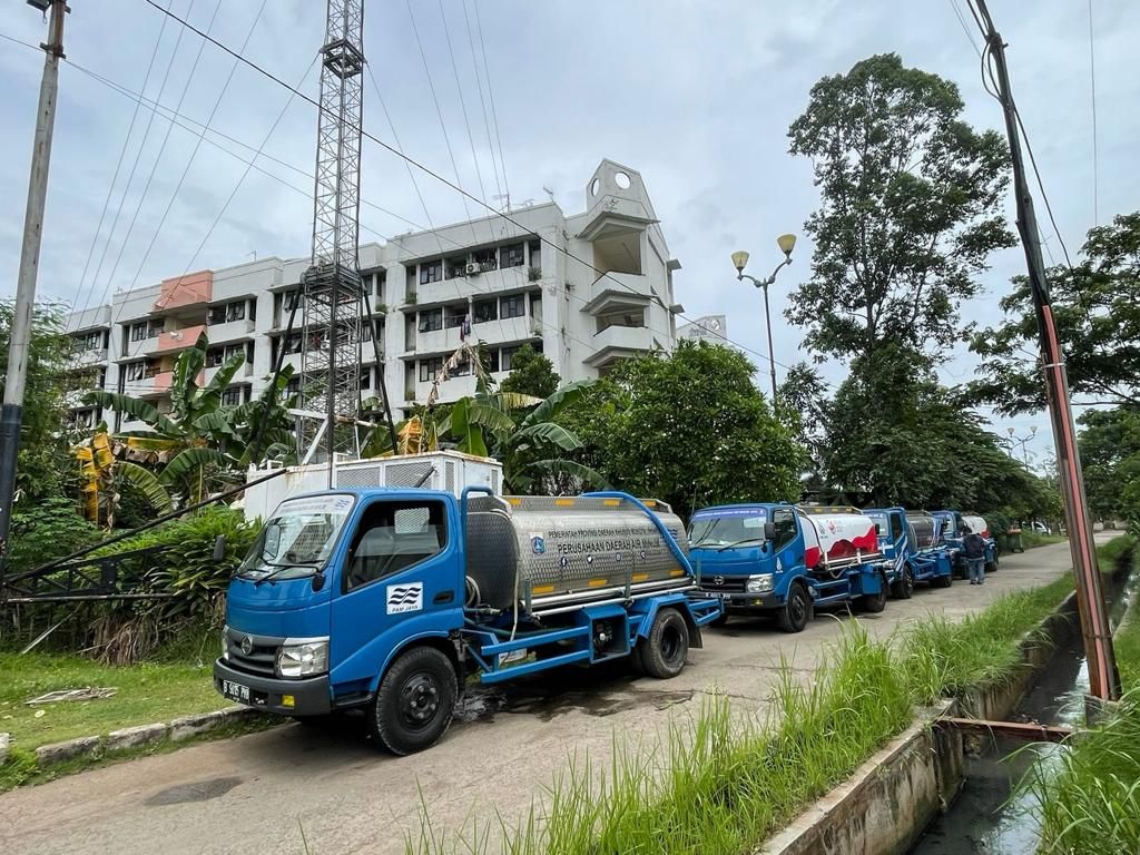 Pengiriman truk-truk tangki ke Rusun Marunda, Jakarta Utara. (Dok PAM Jaya)
