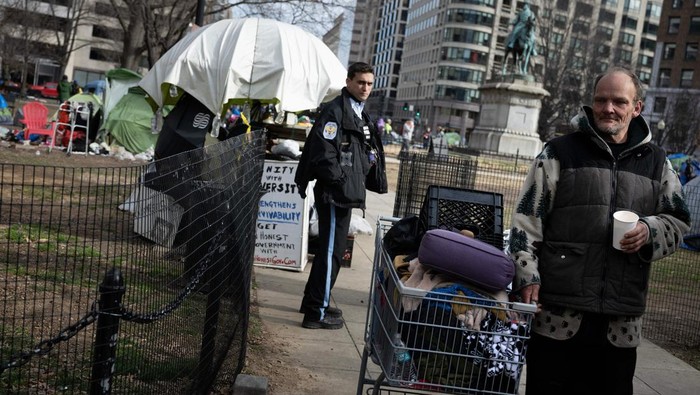 Perkemahan Tunawisma Terbesar di Washington DC Digusur WASHINGTON, DC - FEBRUARY 15: Belongings that occupants have left behind are seen as the National Park Service clear the homeless encampment at McPherson Square on February 15, 2023 in Washington, DC. The National Park Service, under the request of the DC government, cleared the largest homeless encampment in the city that was once occupied by about 70 people. (Photo by Alex Wong/Getty Images)