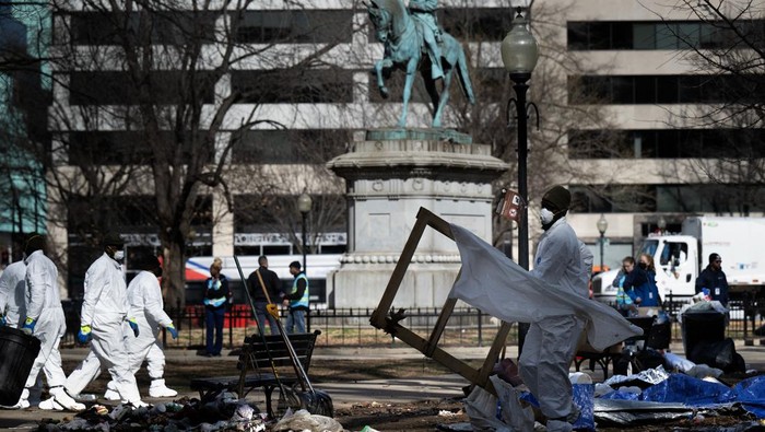 Perkemahan Tunawisma Terbesar di Washington DC Digusur WASHINGTON, DC - FEBRUARY 15: Belongings that occupants have left behind are seen as the National Park Service clear the homeless encampment at McPherson Square on February 15, 2023 in Washington, DC. The National Park Service, under the request of the DC government, cleared the largest homeless encampment in the city that was once occupied by about 70 people. (Photo by Alex Wong/Getty Images)