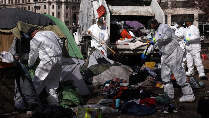 Perkemahan Tunawisma Terbesar di Washington DC Digusur WASHINGTON, DC - FEBRUARY 15: Belongings that occupants have left behind are seen as the National Park Service clear the homeless encampment at McPherson Square on February 15, 2023 in Washington, DC. The National Park Service, under the request of the DC government, cleared the largest homeless encampment in the city that was once occupied by about 70 people. (Photo by Alex Wong/Getty Images)
