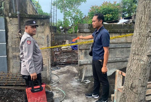 Personel Polsek Karangasem melakukan olah TKP di lokasi Muhamad Sofyan terkena setrum di Lingkungan Celuk Negara, Karangasem, Bali, Rabu (15/2/2023). (Foto: istimewa)
