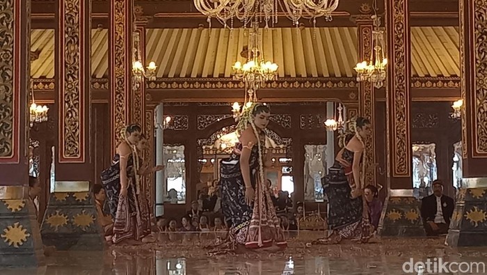 Pertunjukan tari Bedhaya Ketawang dalam acara Jumenengan di Keraton Kasunanan Solo, Kamis (16/2/2023).