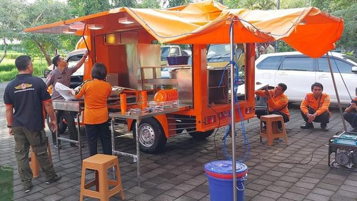 Petugas BPBD Kabupaten Jembrana saat melakukan uji coba dapur umum portable di halaman depan Kantor BPBD Jembrana, Kamis (16/2/2023). (Foto: Istimewa)