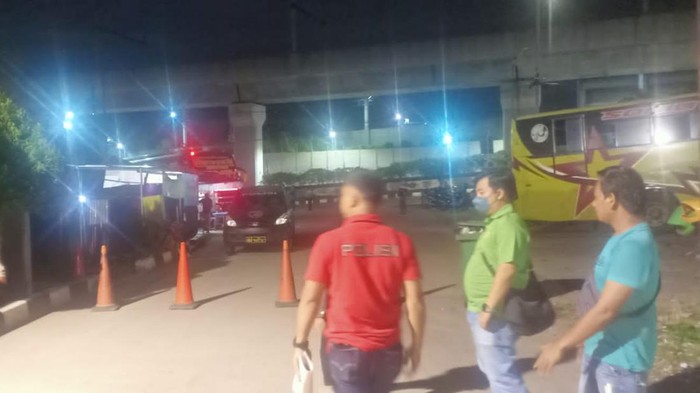 Polisi cek TKP anak pukul ibu pakai kursi di Terminal Lebak Bulus, Jaksel.
