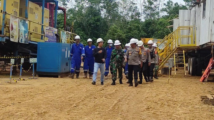 Polisi melakukan olah TKP tempat dimana korban tewas tertimpa alat seberat 2,5 ton.