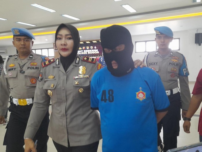 Polisi menangkap SM (38), warga Jonggol, Kabupaten Bogor, Jabar yang menjual satwa dilindungi mulai dari Owa Jawa, Landak Jawa, Lutung hingga Elang secara ilegal di media sosial.