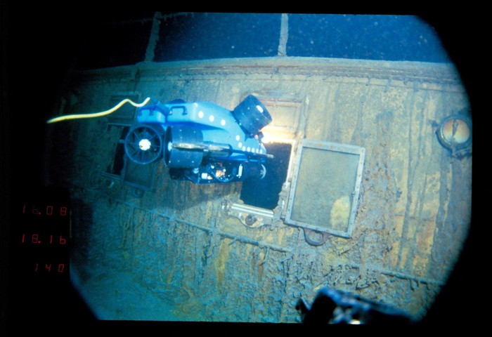 ROV (Remotely Operated Vehicle) Jason Jr. inspects Titanics wreck, July, 1986. WHOI Archives/Woods Hole Oceanographic Institution/Handout via REUTERS THIS IMAGE HAS BEEN SUPPLIED BY A THIRD PARTY. NO RESALES. NO ARCHIVES. MANDATORY CREDIT