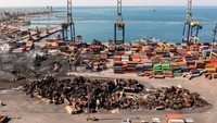 Pelabuhan Iskenderun terlihat setelah api padam, pasca gempa mematikan di Iskenderun, kota pesisir provinsi Hatay, Turki 14 Februari 2023. Sebelumnya gempa sempat membuat kontainaer ambruk hingga menimbulkan api kebakaran di pelabuhan. REUTERS/Umit Bektas  