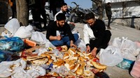 Orang-orang menyiapkan sandwich setelah gempa mematikan di Kahramanmaras, Turki 12 Februari 2023. Masalah selanjutnya, korban gempa mulai dilanda kelaparan. REUTERS/Suhaib Salem