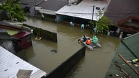 Hal ini mengakibatkan sejumlah rumah terendam banjir dengan ketinggian mencapai 1,5 meter.