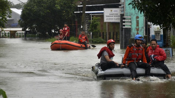 Potret Rumah Warga di Makassar yang Terendam Banjir 1,5 meter Warga melintasi jalan yang terendam banjir dengan perahu karet di Kecamatan Manggala, Makassar, Sulawesi Selatan, Kamis (16/2/2023). Curah hujan yang tinggi dalam beberapa hari membuat sungai dan waduk di Kota Makassar meluap sehingga mengakibatkan sejumlah rumah terendam banjir dengan ketinggian mencapai 1,5 meter. ANTARA FOTO/Abriawan Abhe/rwa.