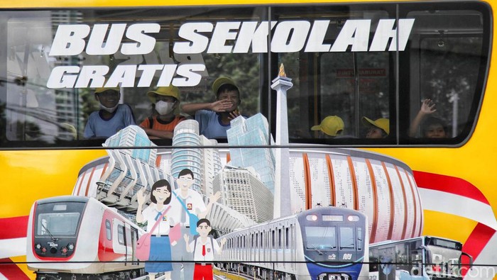 Sejumlah warga menggunakan transportasi umum Transjakarta di kawasan Jalan MH Thamrin, Jakarta Pusat, Kamis (16/2/2023). Kemenhub meminta pemerintah daerah di Jabodetabek membuat regulasi yang bisa 'memaksa' masyarakat untuk naik angkutan umum. Hal ini demi mengurangi kemacetan di jalan.