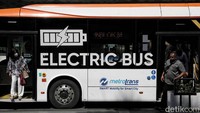 Bus TransJakarta bertenaga listrik melintas di kawasan Thamrin. Kepala Dinas Perhubungan DKI Jakarta Syafrin Liputo mengatakan pihaknya bakal mengadakan 220 unit bus listrik pada 2023.