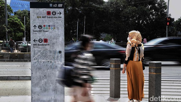 Sejumlah warga menggunakan transportasi umum Transjakarta di kawasan Jalan MH Thamrin, Jakarta Pusat, Kamis (16/2/2023). Kemenhub meminta pemerintah daerah di Jabodetabek membuat regulasi yang bisa memaksa masyarakat untuk naik angkutan umum. Hal ini demi mengurangi kemacetan di jalan.