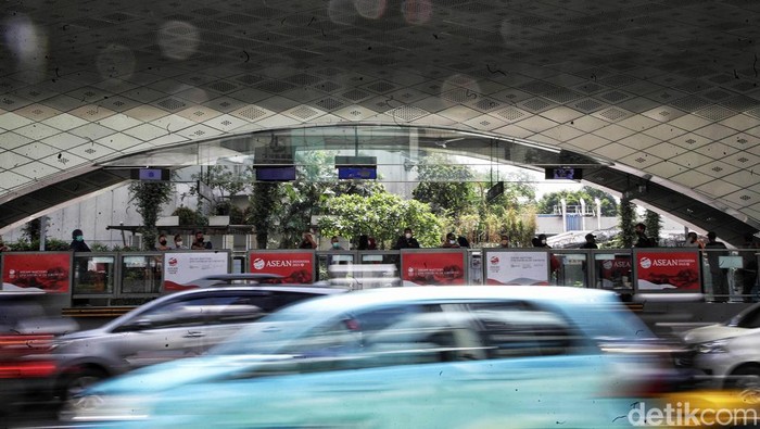 Sejumlah warga menggunakan transportasi umum Transjakarta di kawasan Jalan MH Thamrin, Jakarta Pusat, Kamis (16/2/2023). Kemenhub meminta pemerintah daerah di Jabodetabek membuat regulasi yang bisa memaksa masyarakat untuk naik angkutan umum. Hal ini demi mengurangi kemacetan di jalan.