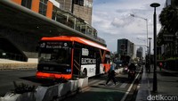 Bus TransJakarta melintas di Jalan MH Thamrin, Jakarta Pusat, Kamis (16/2/2023).
