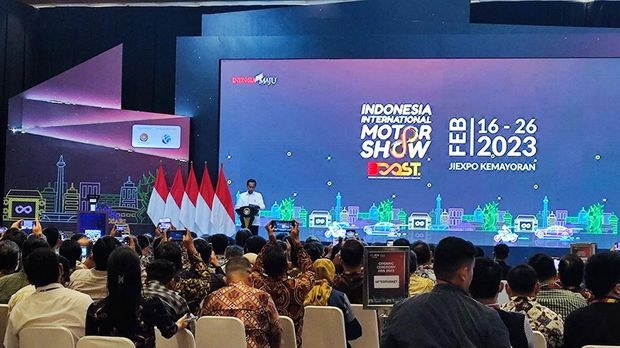 Presiden Jokowi dalam acara IIMS 2023 di JI Expo Kemayoran, Jakarta, Kamis (16/2/2023).