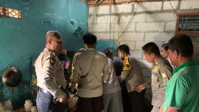 Proses evakuasi lansia yang tewas tercebur ke dalam sumur di Jonggol, Kabupaten Bogor.