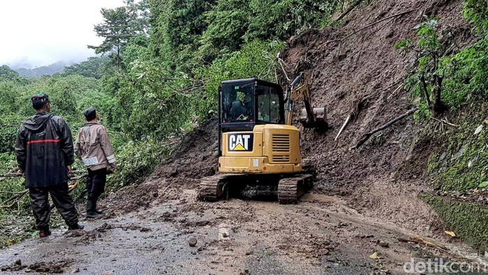 Proses evakuasi longsor di kawasan Geopark Ciletuh