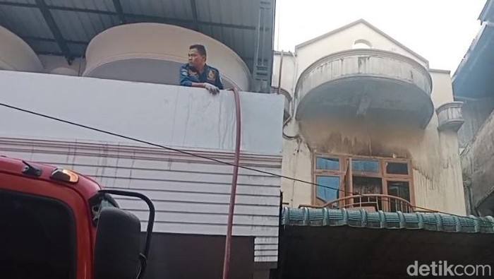 Proses pemadaman api yang membakar bangunan ruko di Medan.