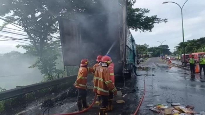 Proses pemadaman truk ekspedisi yang terbakar di Pasuruan